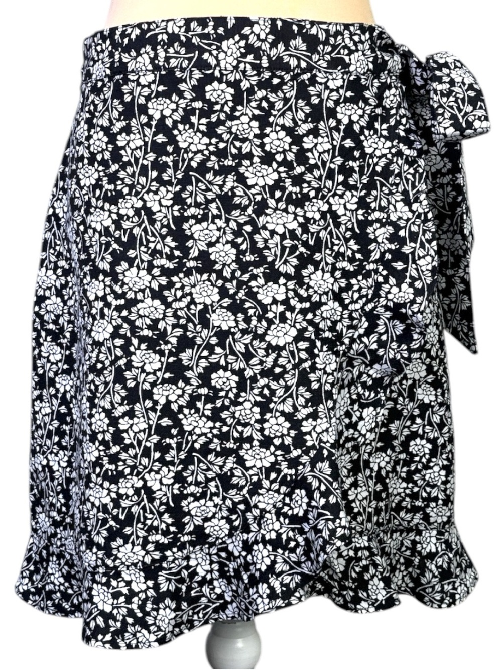 NWT LOFT Black White Floral Wrap Skirt Size 8 Ruffle Hem Tie Waist